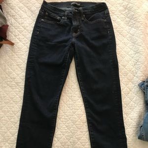 Cute skinny jeans in dark blue denim!